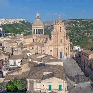 Vista Duomo - Ibla - Pomelia , Ragusa Italia